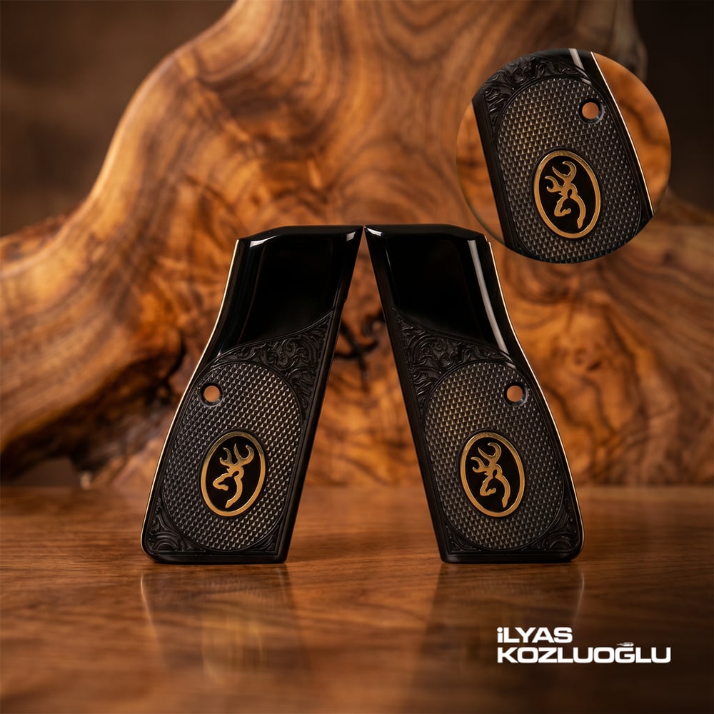 Browning MK3 Siyah Pleksi Kabza Yarım Yüzey Desen Üzeri Sarı Pirinç Marka Logolu