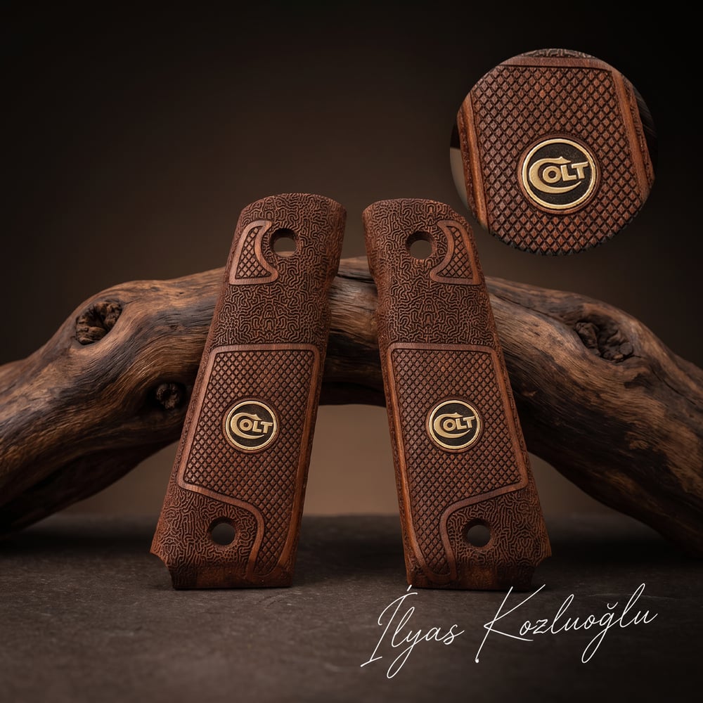 Colt 1911 Ambicut Ceviz Kabza Tam Yüzey Desenli Üzeri Sarı Pirinç Colt Logolu