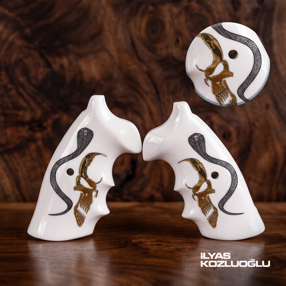 Colt Python Beyaz Pleksi Kabza Özel Tasarım Kobra Desenli ve Sarı Pirinç Kuru Kafalı