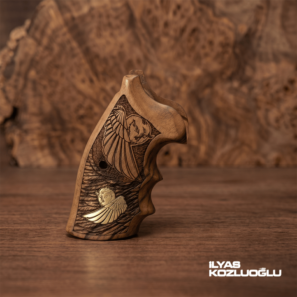Colt Python Ceviz Kabza Tam Yüzey Özel Tasarım Desenli Sarı Pirinç Baykuş Logolu