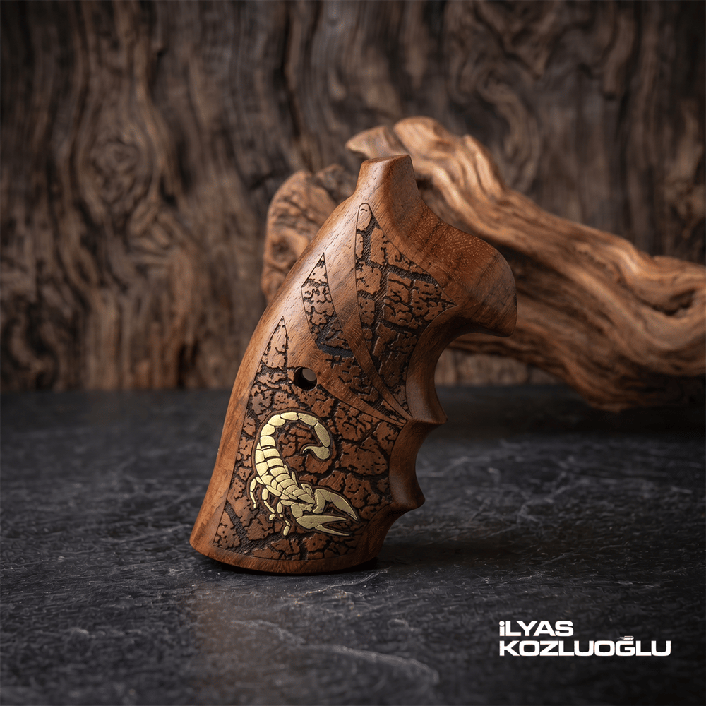 Colt Python Gül Ağacı Kabza Tam Yüzey Özel Tasarım Desenli Sarı Pirinç Akrep Logolu