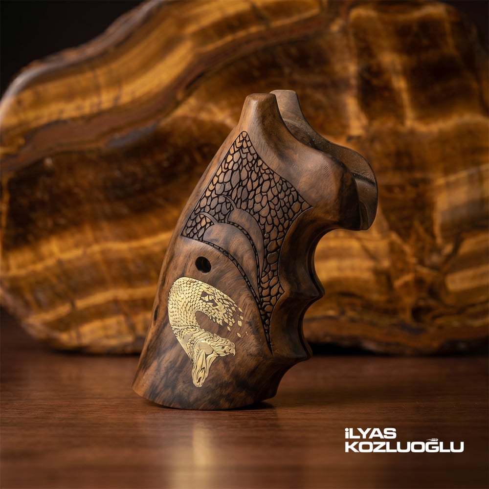 Colt Python Ceviz Kabza Yarım Yüzey Özel Tasarım Desenli Sarı Pirinç Yılan Logolu