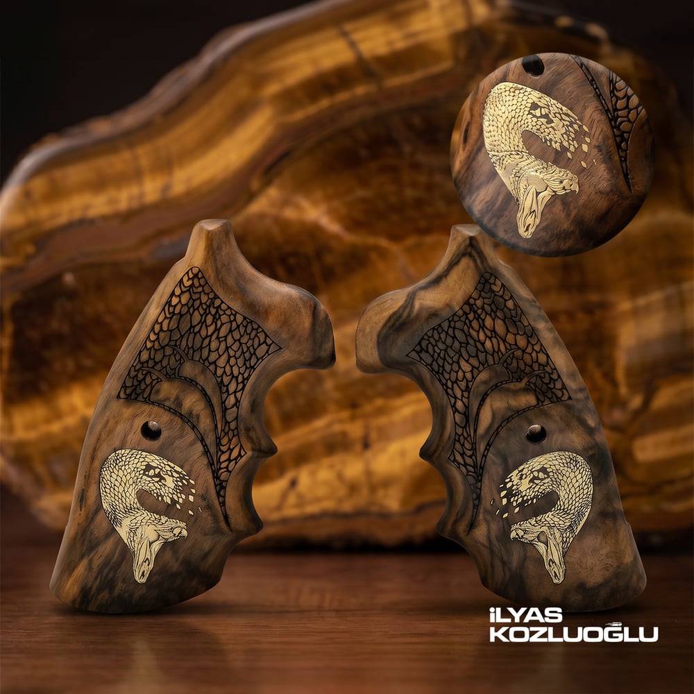 Colt Python Ceviz Kabza Yarım Yüzey Özel Tasarım Desenli Sarı Pirinç Yılan Logolu