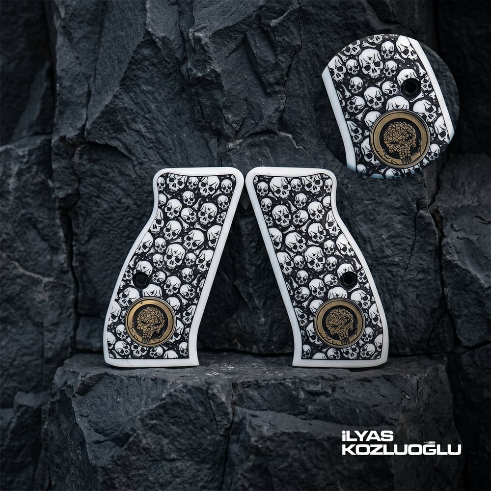 CZ 75 Compact Beyaz Pleksi Kabza Tam Yüzey Kuru Kafa Desenli Sarı Pirinç Kuru Kafa Logolu