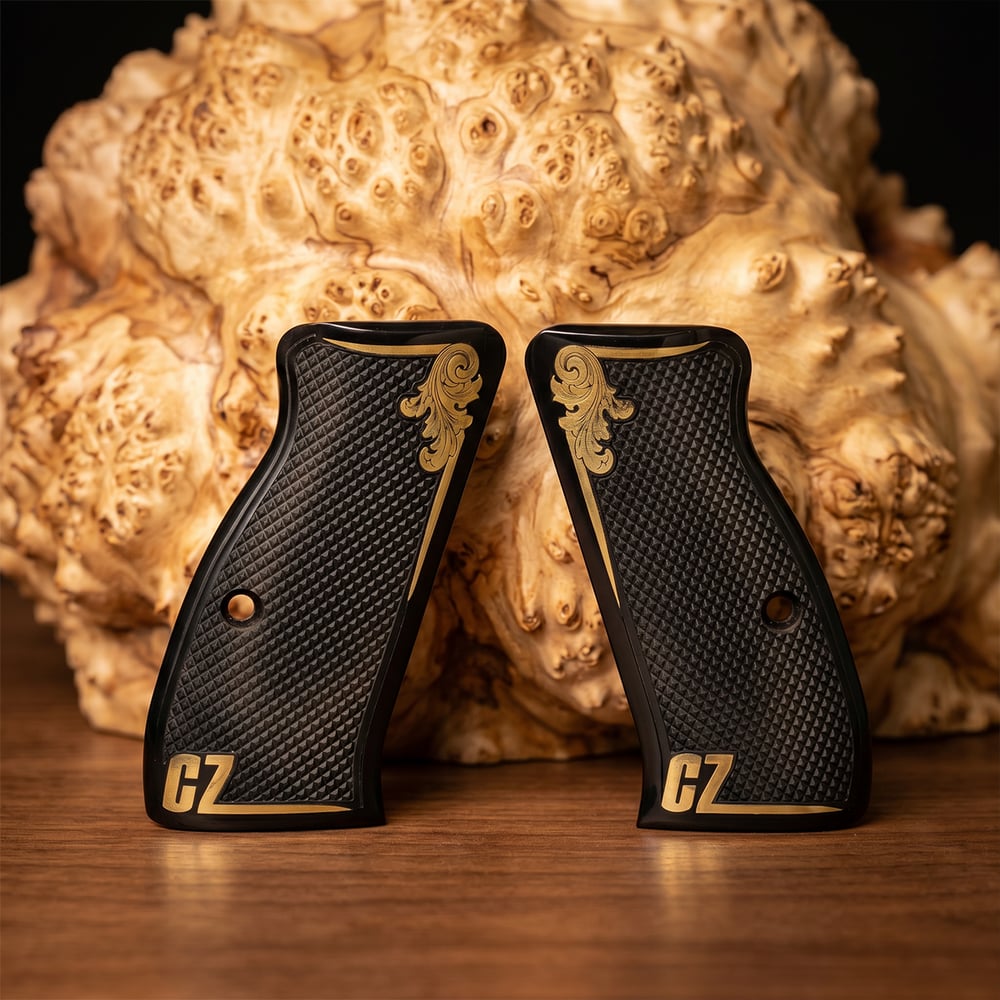 CZ 75 Compact Siyah Pleksi Kabza Tam Yüzey Baklava Desenli Kenarları Gravürlü Sarı Pirinç Logolu