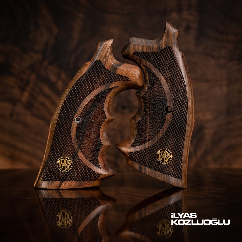 Smith & Wesson .357 / .38 Cal Kök Ceviz Kabza Tam Yüzey Desenli Sarı Pirinç Logolu