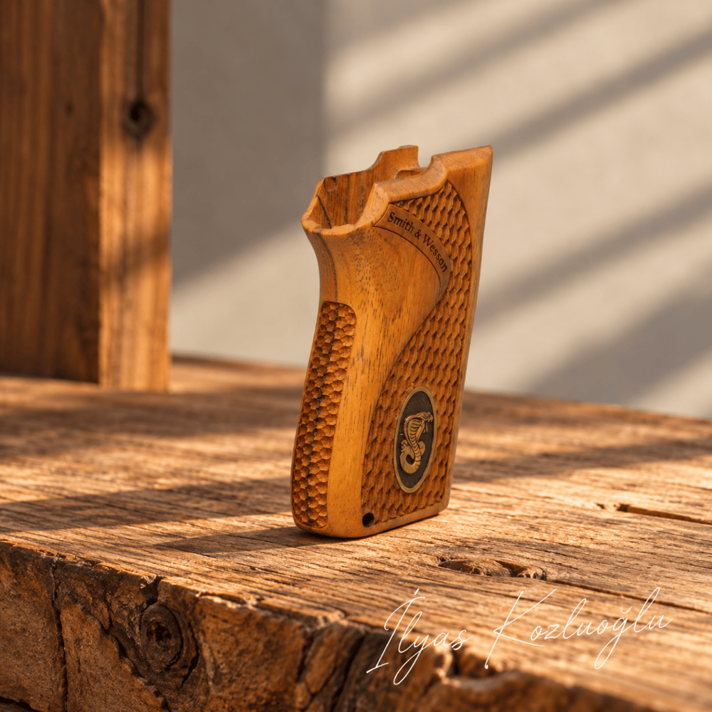 Smith & Wesson 3913 TSW Ceviz Kabza Tam Yüzey Desenli Üzerinde Sarı Pirinç Kobra Logolu