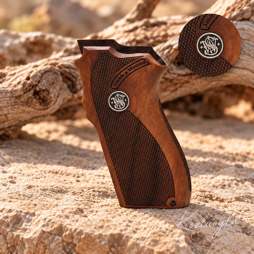 Smith & Wesson 5904 - 5906 Ceviz Kabza Tam Yüzey Desenli Üzerinde Gümüş Renk Smith & Wesson Logolu