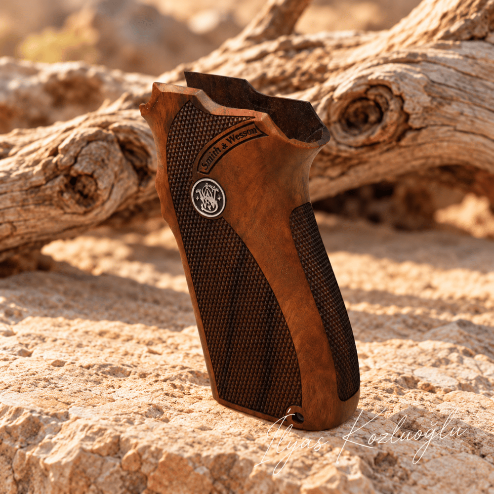 Smith & Wesson 5904 - 5906 Ceviz Kabza Tam Yüzey Desenli Üzerinde Gümüş Renk Smith & Wesson Logolu
