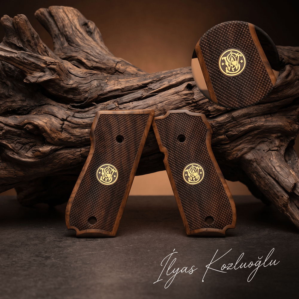 Smith & Wesson Mod 39 Ceviz Kabza Tam Yüzey Baklava Desenli Üzeri Sarı Pirinç Smith & Wesson Logolu