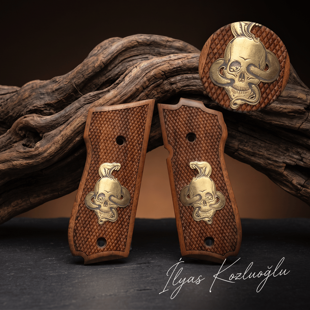 Smith & Wesson Mod 39 Ceviz Kabza Tam Yüzey Baklava Desenli Üzeri Sarı Pirinç Özel Tasarım Kuru Kafa Logolu
