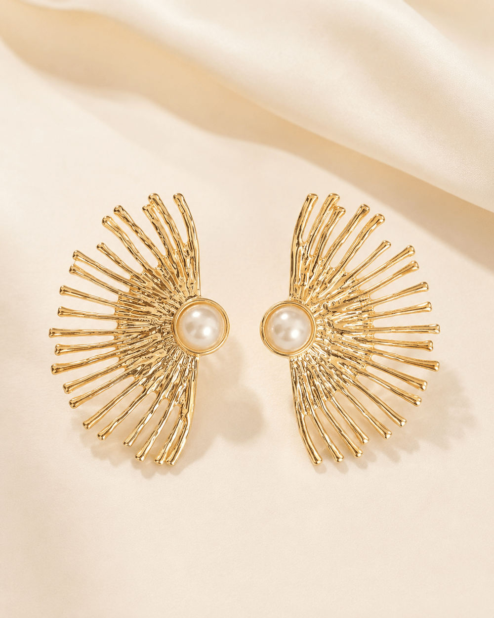 Gold Yelpaze Tasarım İnci Detaylı Küpe | Modern Statement Kadın Küpe
