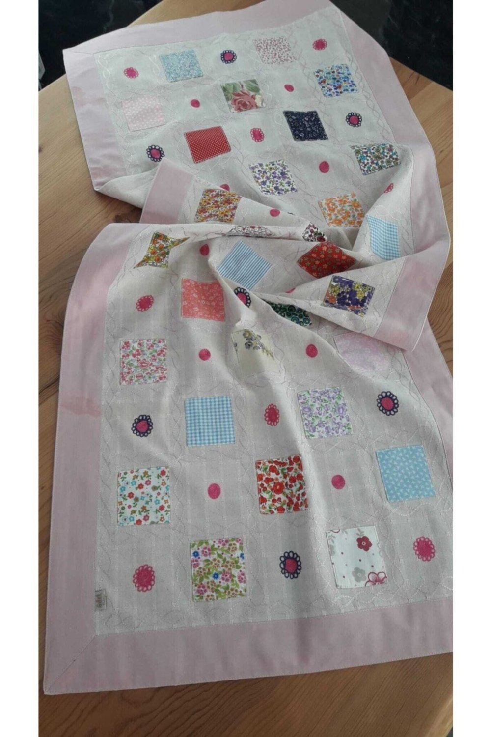 Pembe Işlemeli Naturel Runner