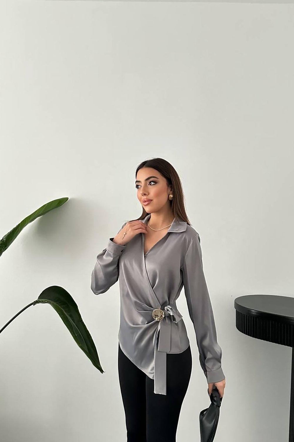 Toptan Gri Düğme Detaylı Saten Bluz