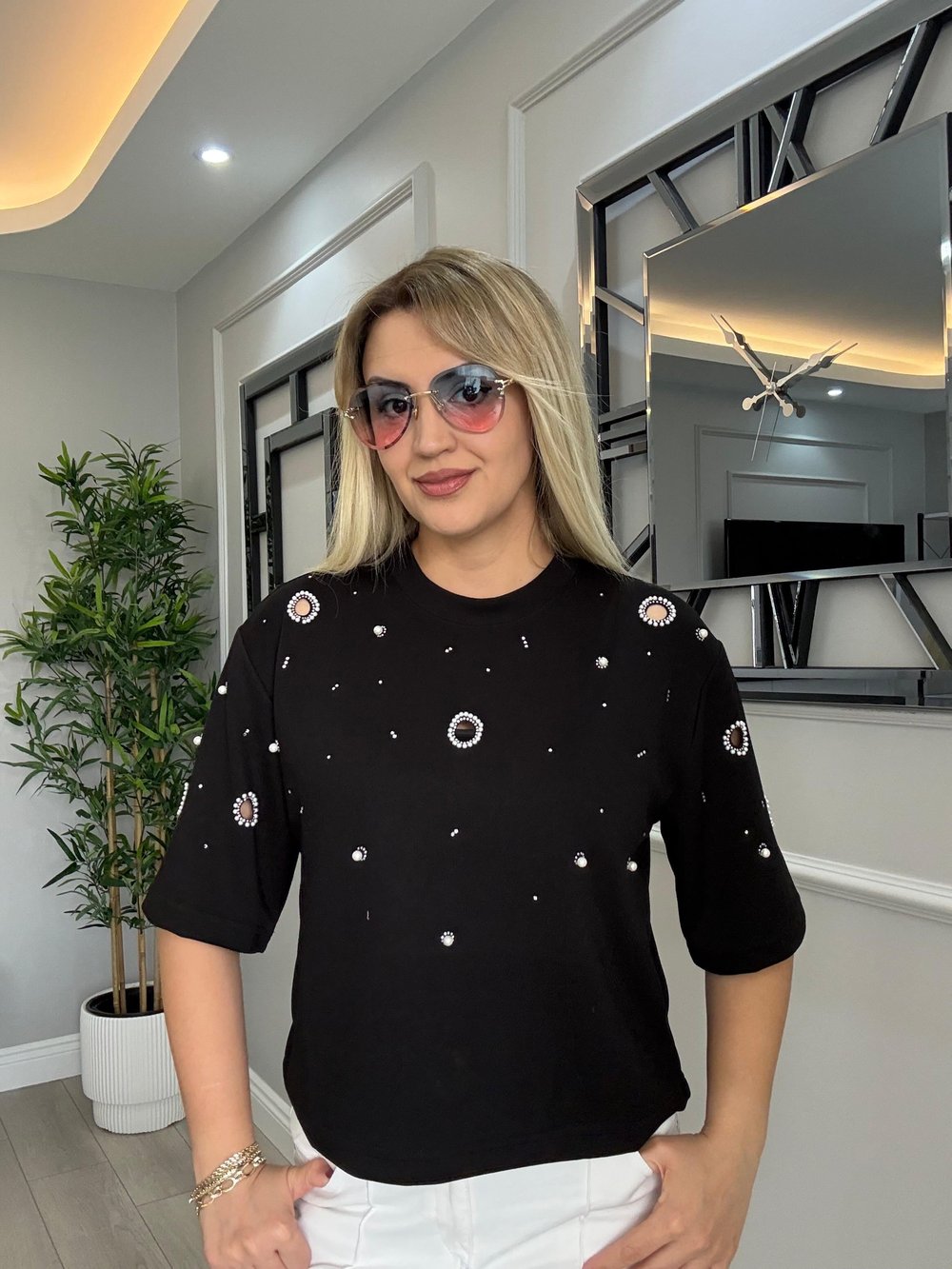 ORJ MARKA MODAL KUMAŞ  KUŞ GÖZÜ DETAYLI İNCİLİ TSHİRT SİYAH 