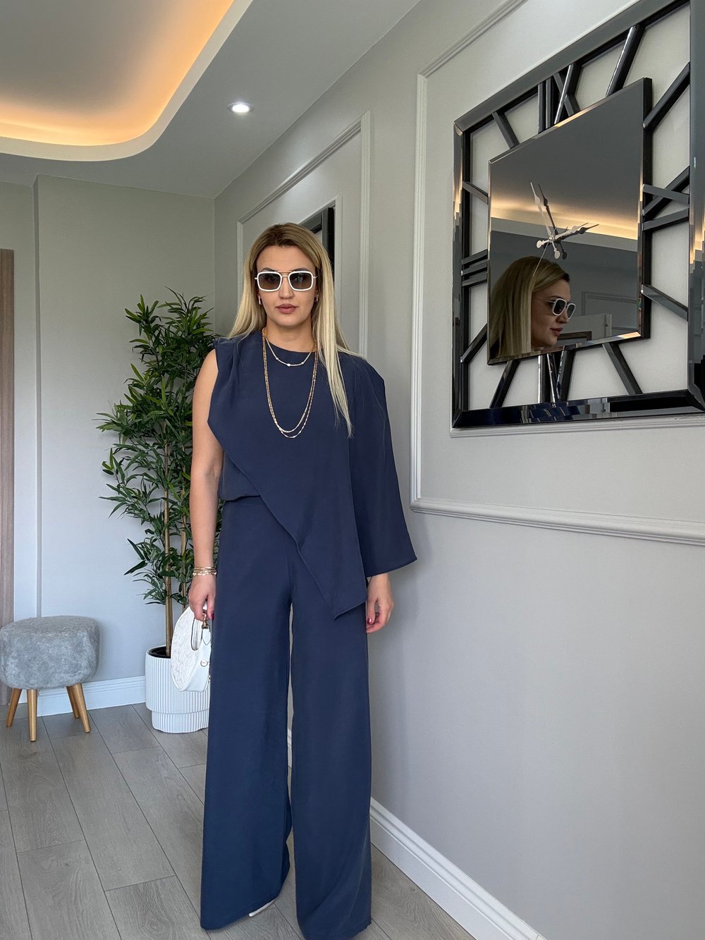 Pelerin detaylı tek kol takım lacivert