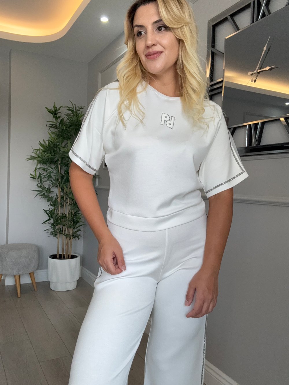 Yanları tül ve taş detaylı moda takım - beyaz