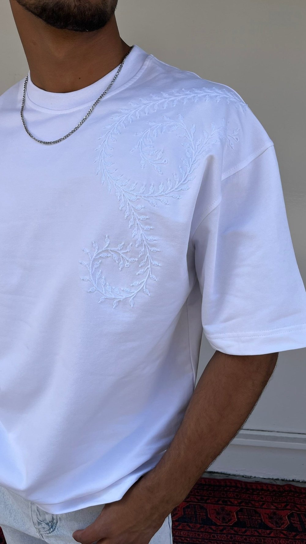 Casualment Monogram Nakış Oversize T-Shirt – Siyah/Beyaz