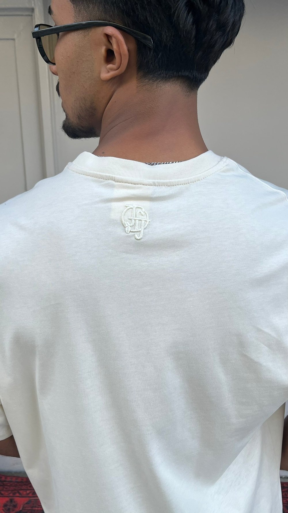 Krem Old Money Nakışlı Oversize Tişört