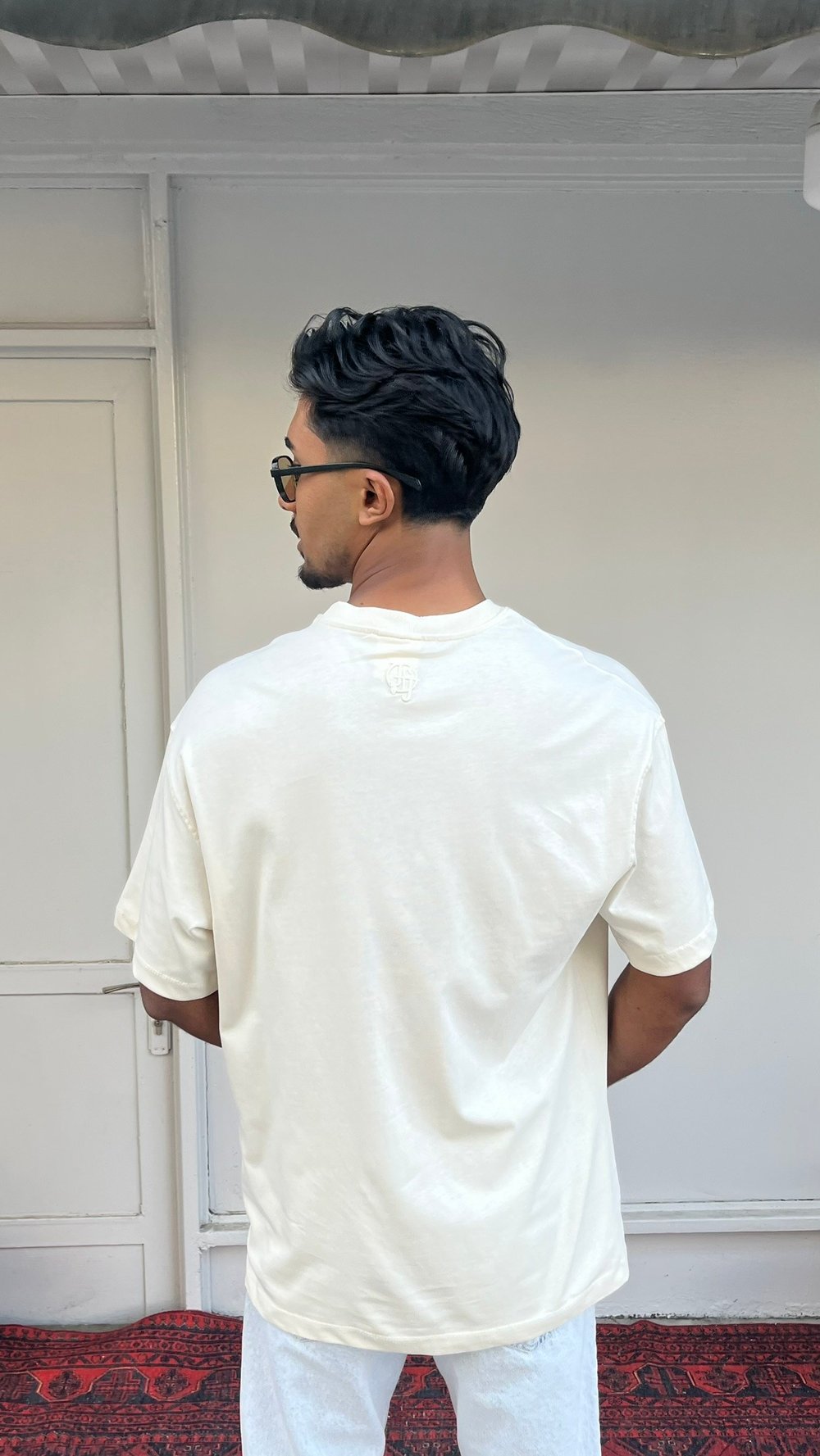 Krem Old Money Nakışlı Oversize Tişört