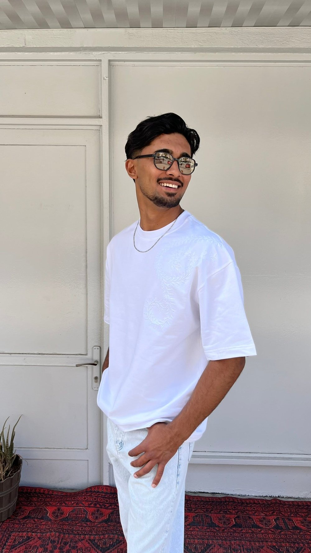 Casualment Monogram Nakış Oversize T-Shirt – Siyah/Beyaz