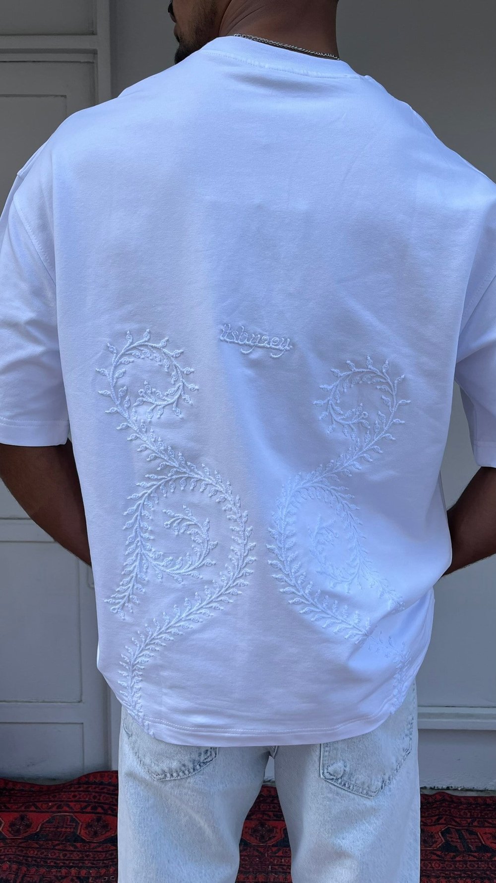 Casualment Monogram Nakış Oversize T-Shirt – Siyah/Beyaz