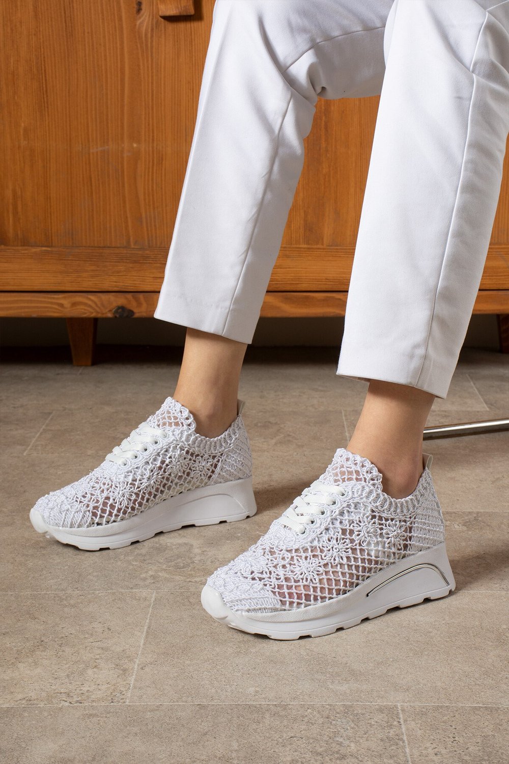 Kadın Beyaz Özel Örme Tasarım Papatya Desenli Kalın Taban Spor Ayakkabı Sneaker