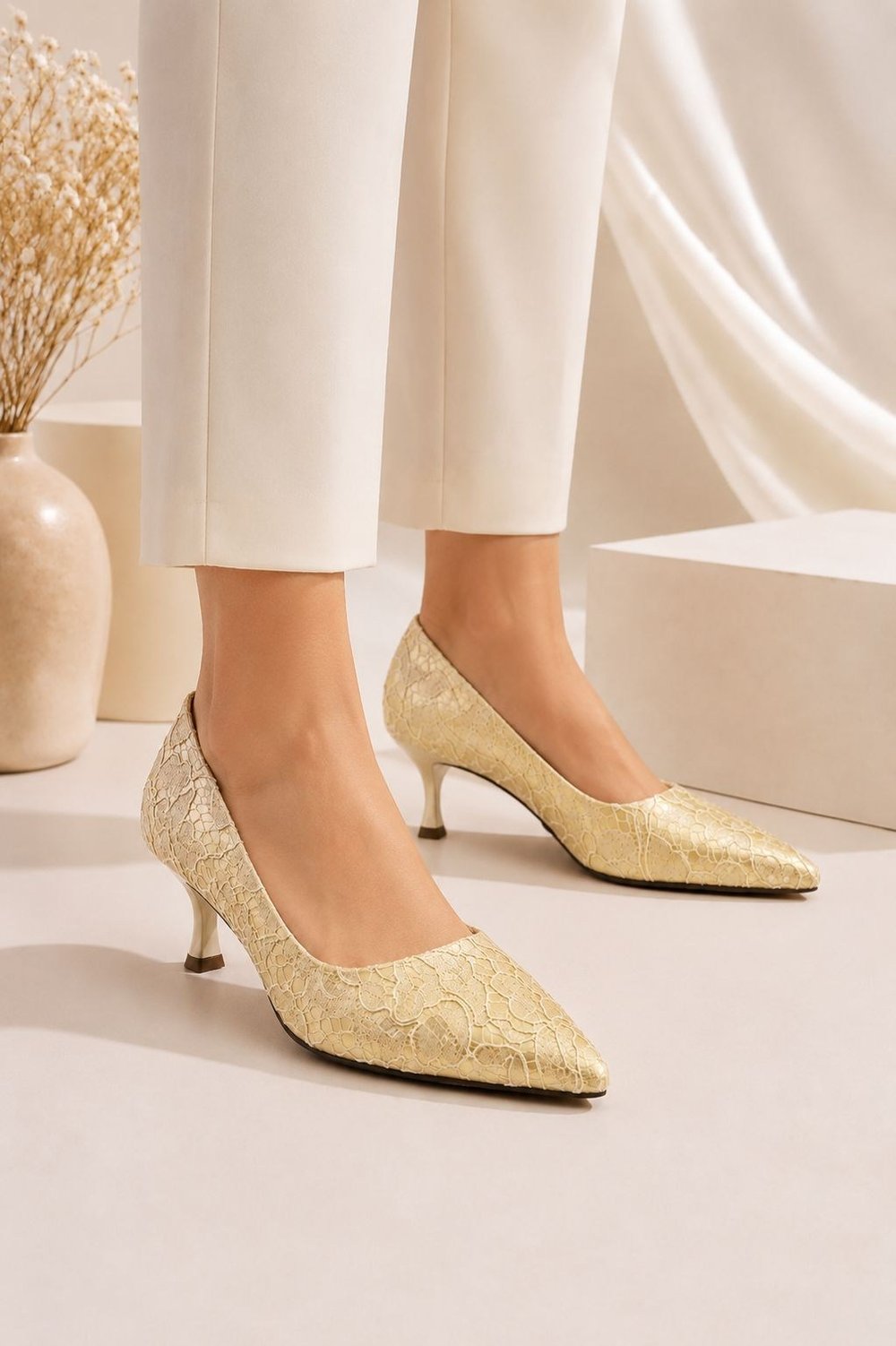 LEYLA Kadın Gold Sivri Burun Dantel Desenli 5 Cm İnce Topuklu Stiletto Ayakkabı