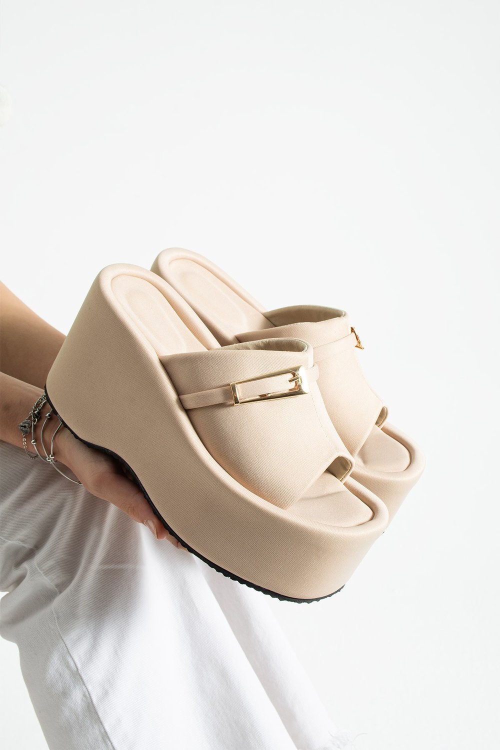LUNARA Kadın Bej Kumaş 10 cm Platform Topuk Tokalı Kalın Taban Terlik Sandalet
