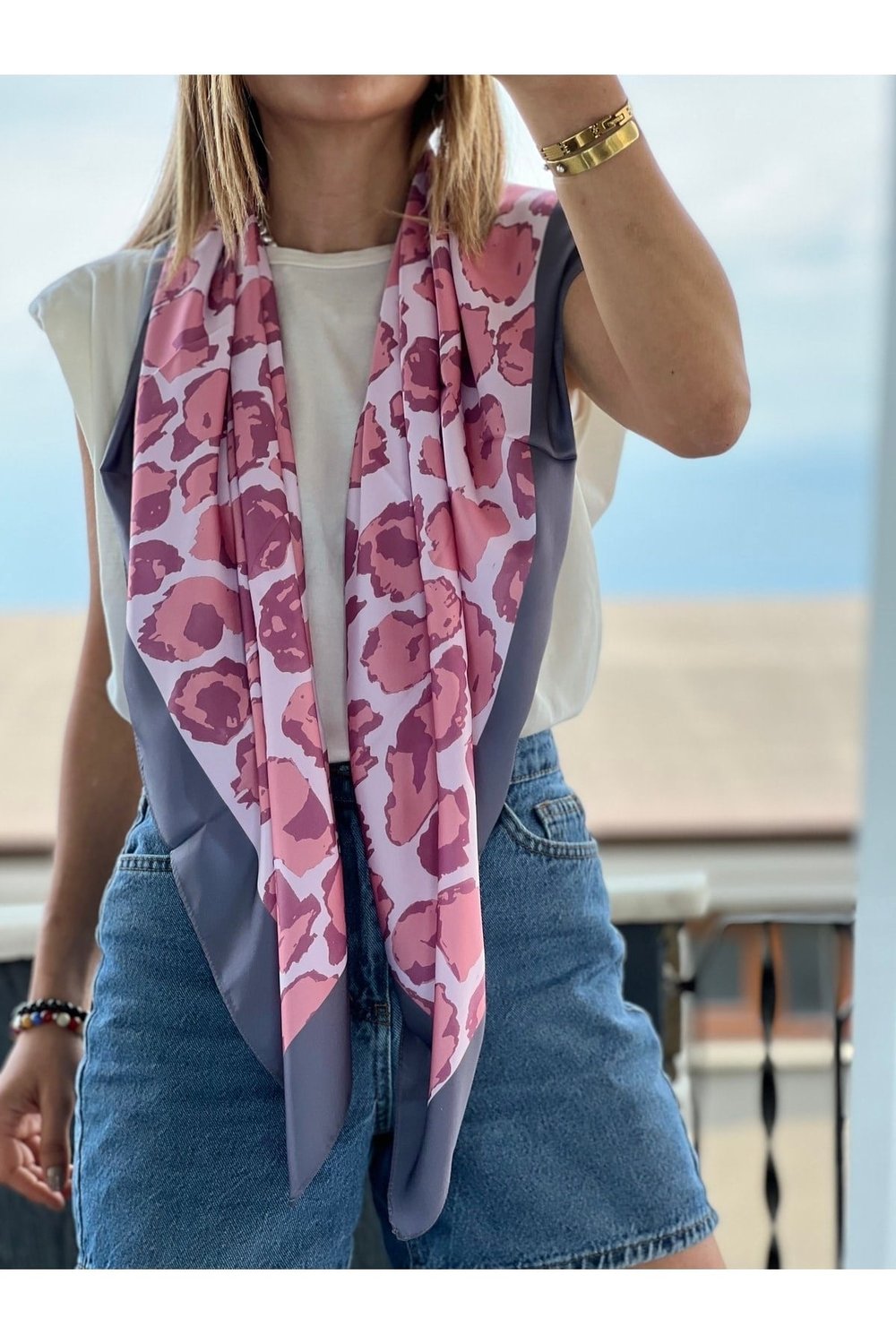 Gri Kenarlı Pembe Desenli Lıana Ipek Saten Eşarp Fular