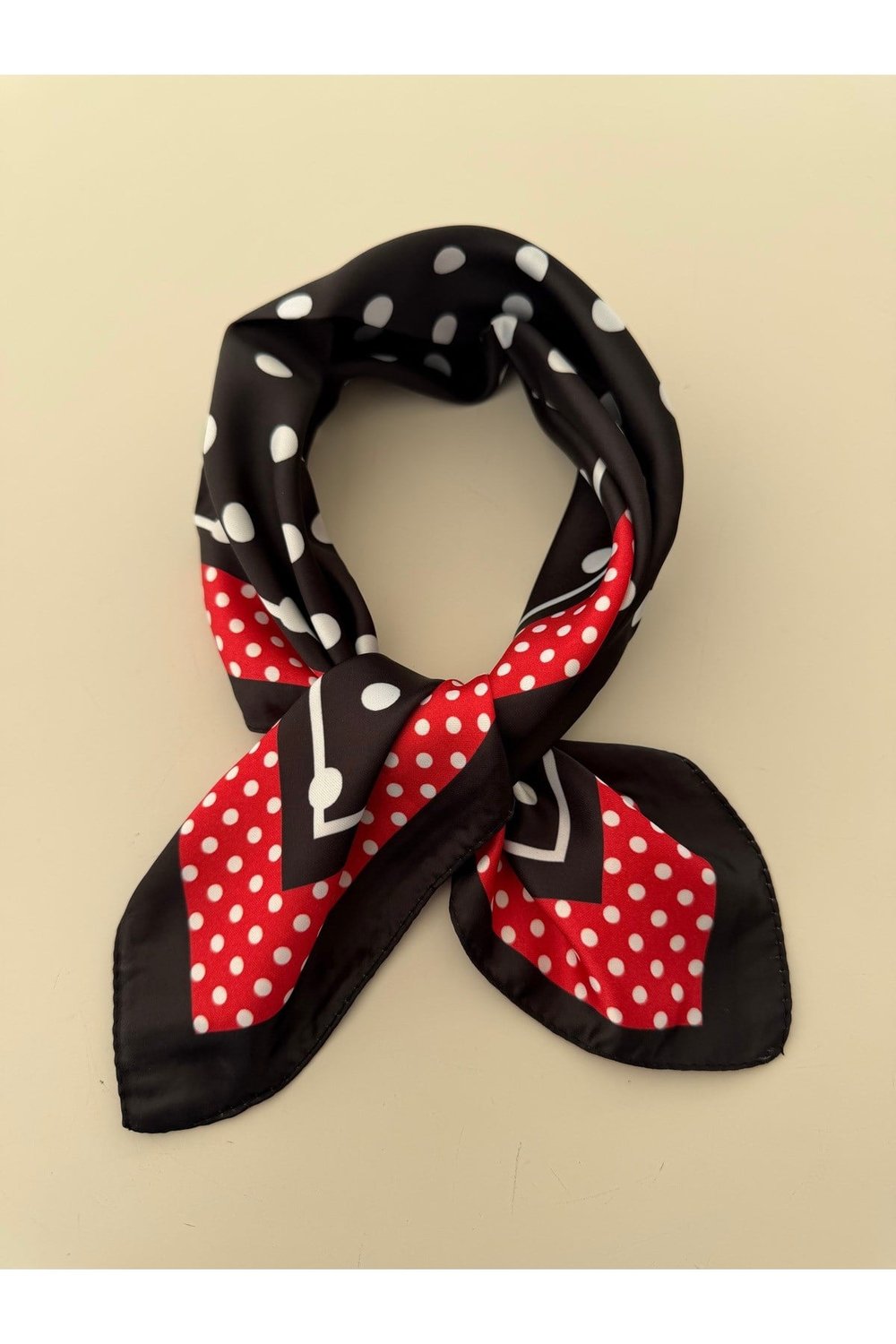 Siyah Beyaz Kırmızı Puantiye Desen Fular Bandana 50x50cm Kadın Giyim Aksesuar