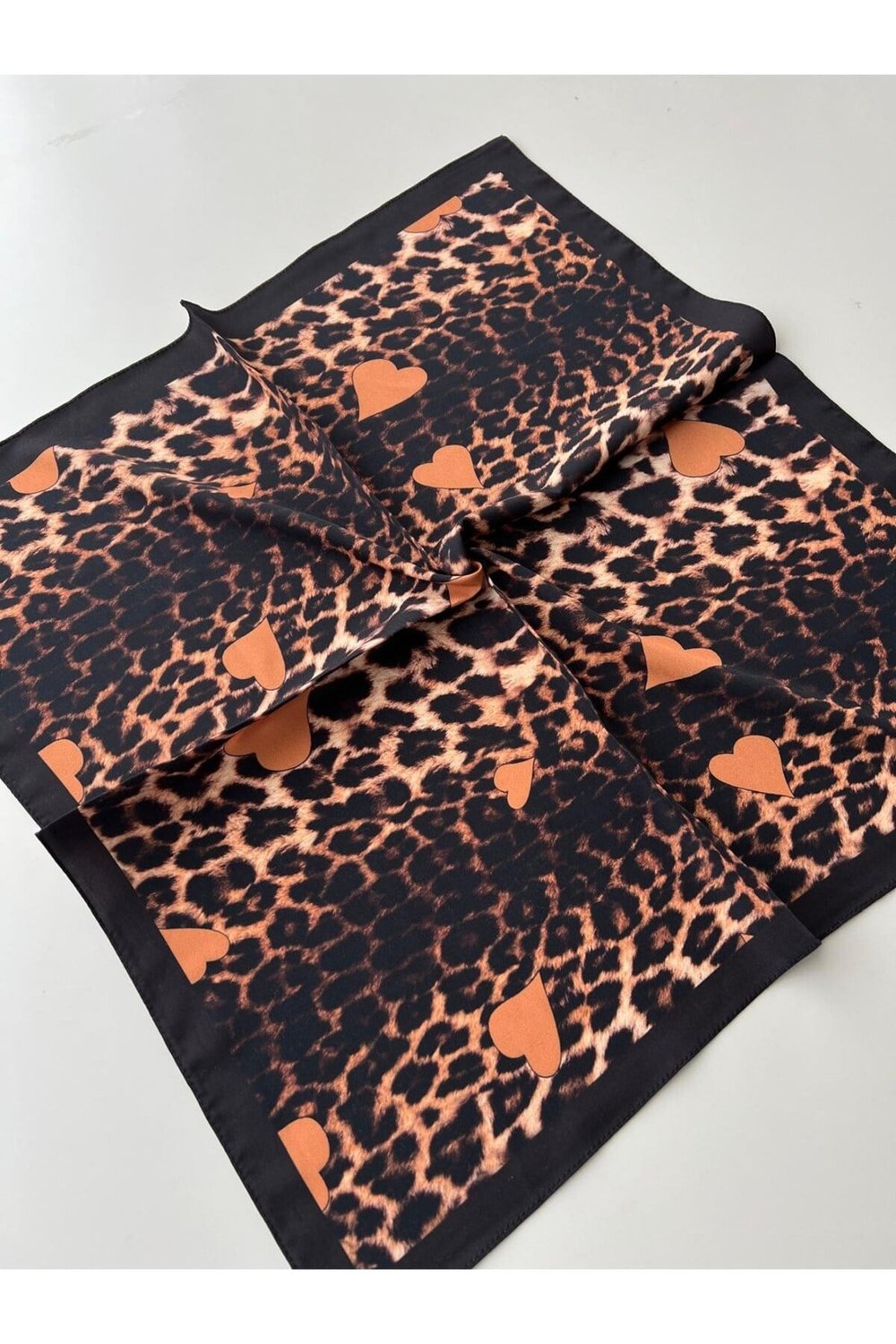 Siyah leopar desenli sarı kalp detaylı desenli bandana fular
