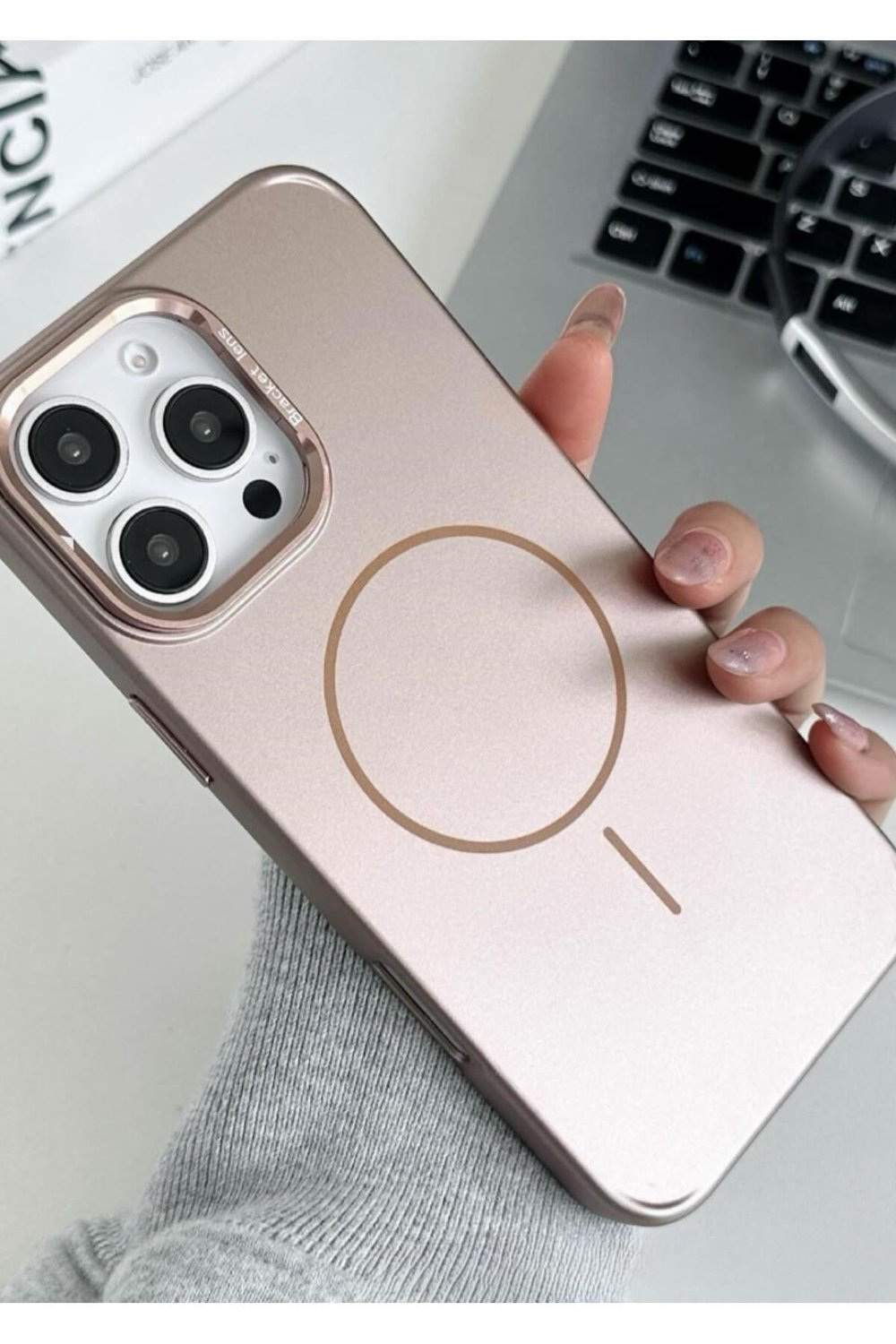 iPhone 15 Pro Max Uyumlu MagSafe Özellikli Kamera Standlı Metalik Kılıf