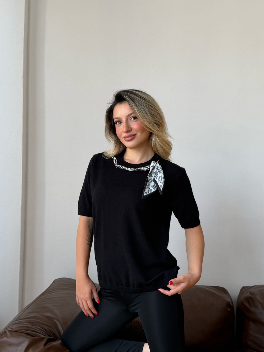 Kadın Fular Detaylı Kısa Kollu Triko Kazak
