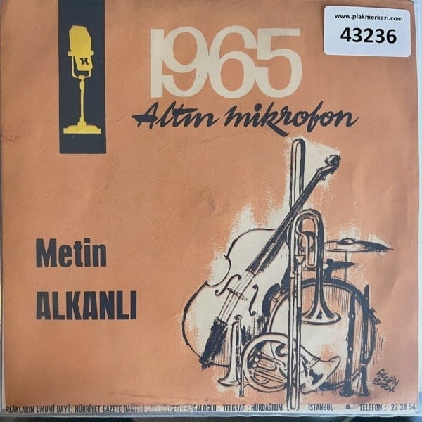metin-alkanli-karadut-gul-dalinda-oten-937450.jpg