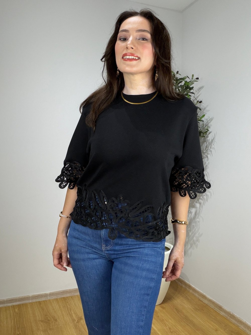 Eteği Brode Detaylı Tişört-Siyah