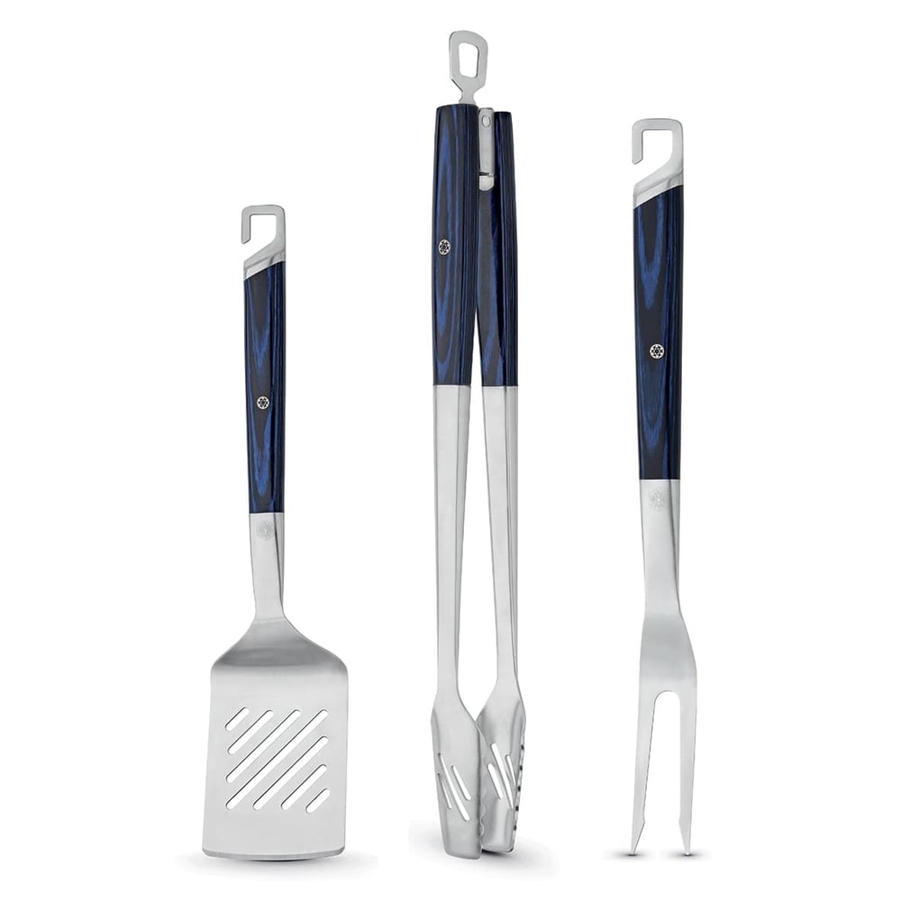Çatal, maşa ve mavi saplı spatuladan oluşan, askı etiketli çantalı barbekü (BBQ) seti