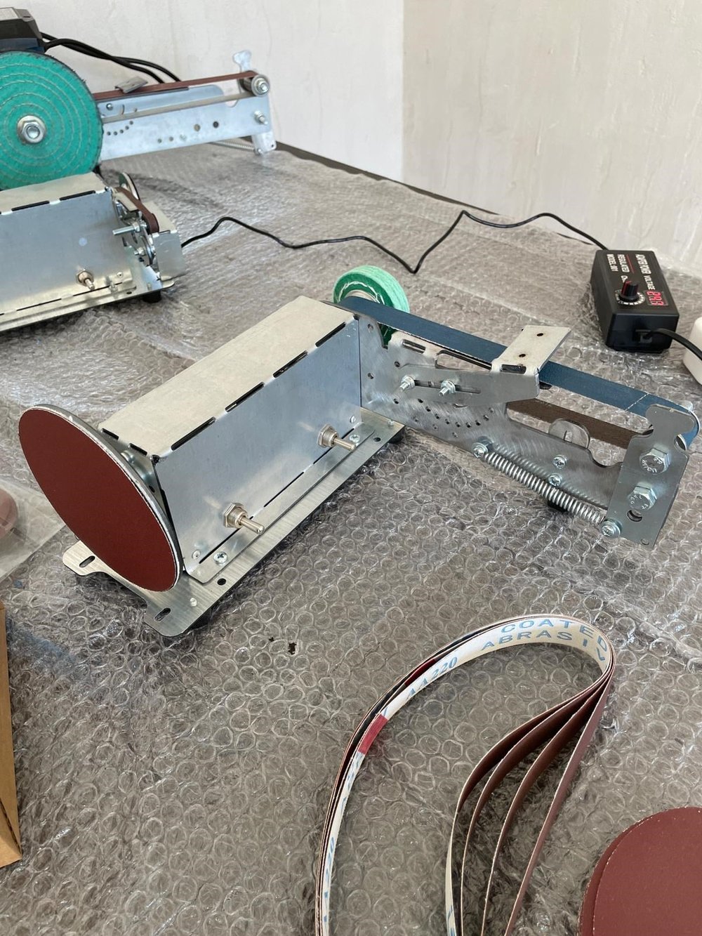 Üçü Bir Arada : Polisaj 520lik Bant Zımpara 115mm Disk Zımpara Kılağı Makas Bileme