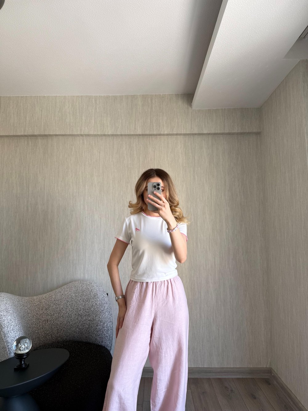 Pembe Nakışlı Detaylı Tişört