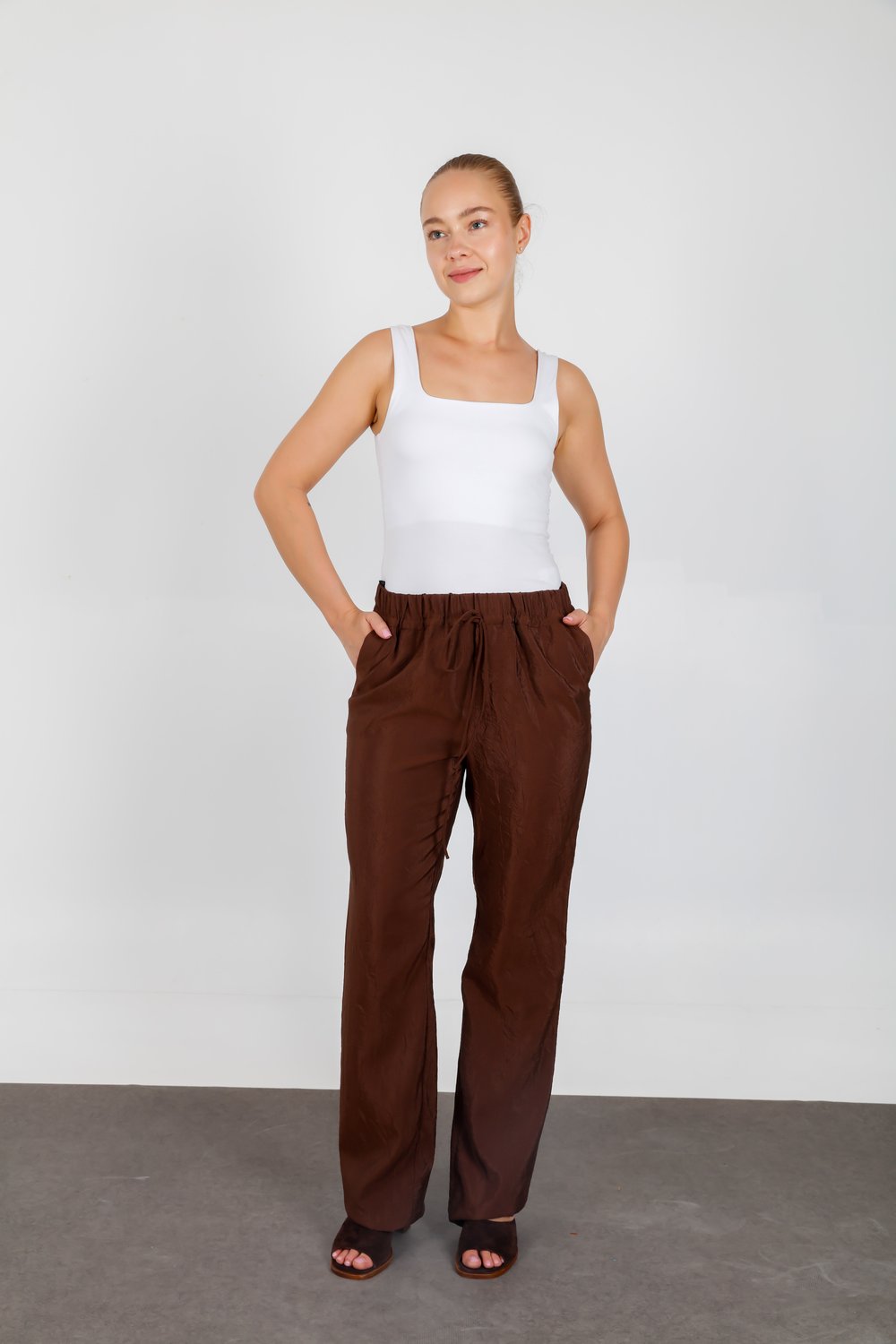 Beli Lastikli Rahat Kesim Yazlık Geniş Paça Pantolon Kahverengi 