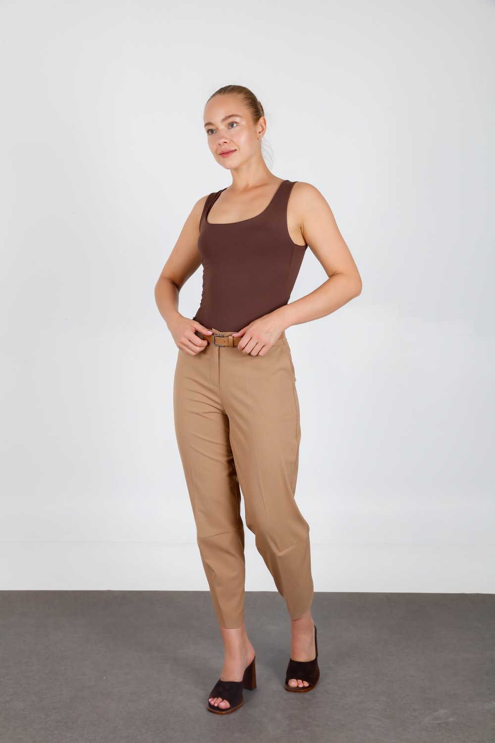 Kemerli Paçası Detaylı Rahat Kesim Şık Kumaş Pantolon Camel