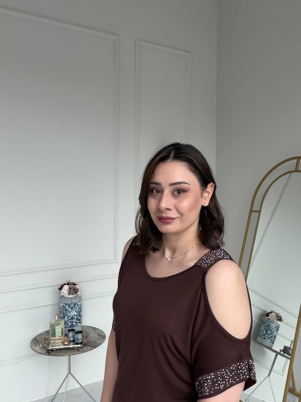 Omzu Açık Taşlı Kahve Bluz