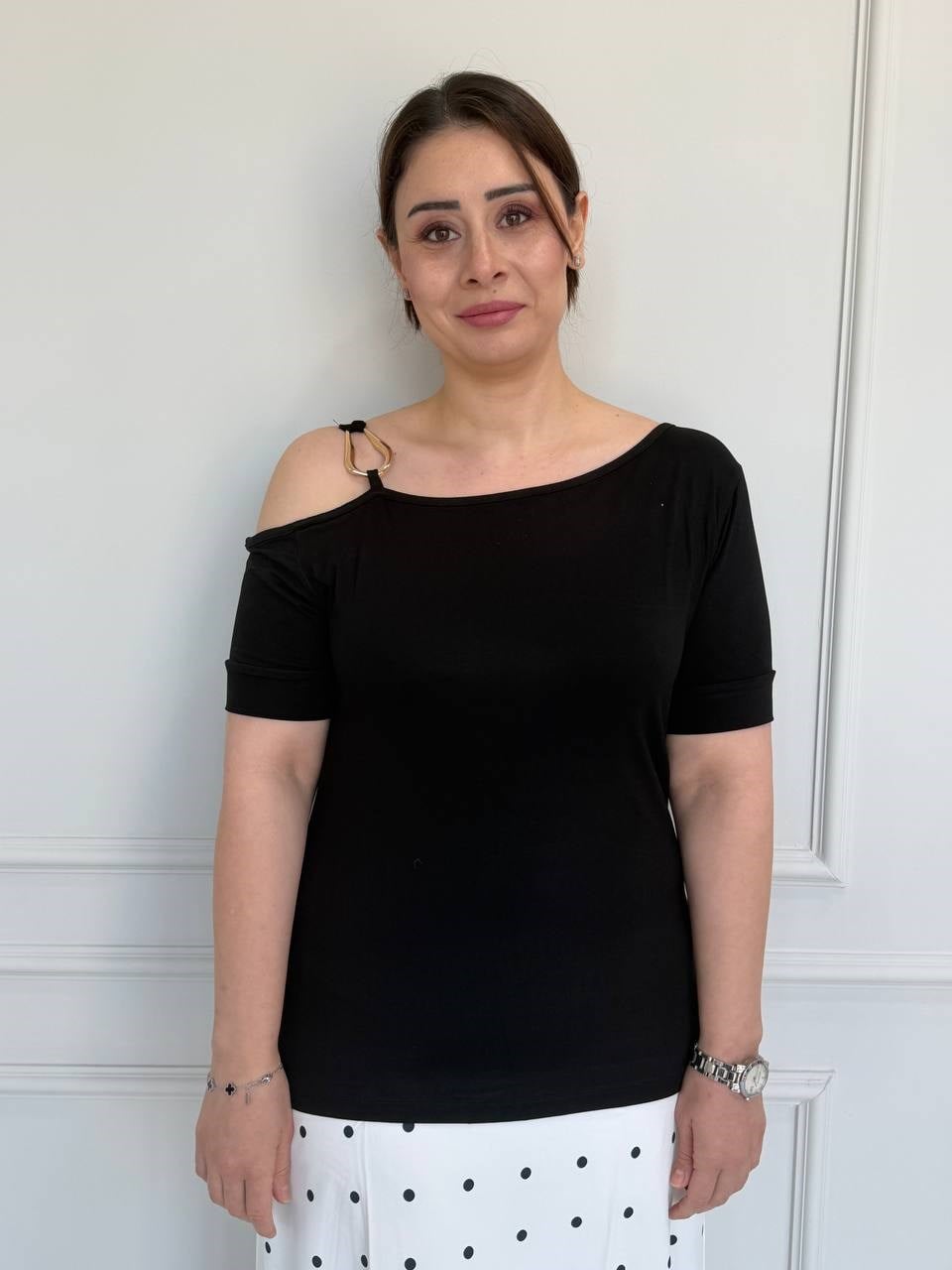 Siyah Omzu Tokalı Bluz