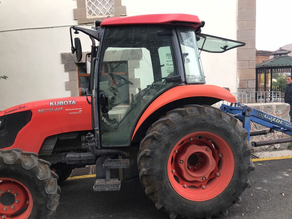 Kubota M7040 Sağ kapı Camı