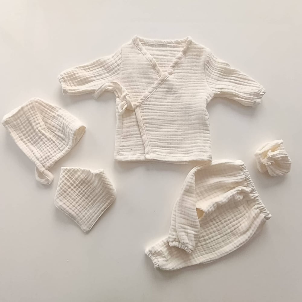 Ekru Müslin 5 Parça Bebek Takımı | Kimono Üst, Alt, Önlük, Eldiven, Şapka