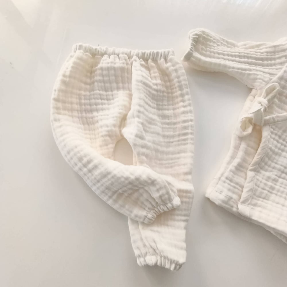 Ekru Müslin 5 Parça Bebek Takımı | Kimono Üst, Alt, Önlük, Eldiven, Şapka