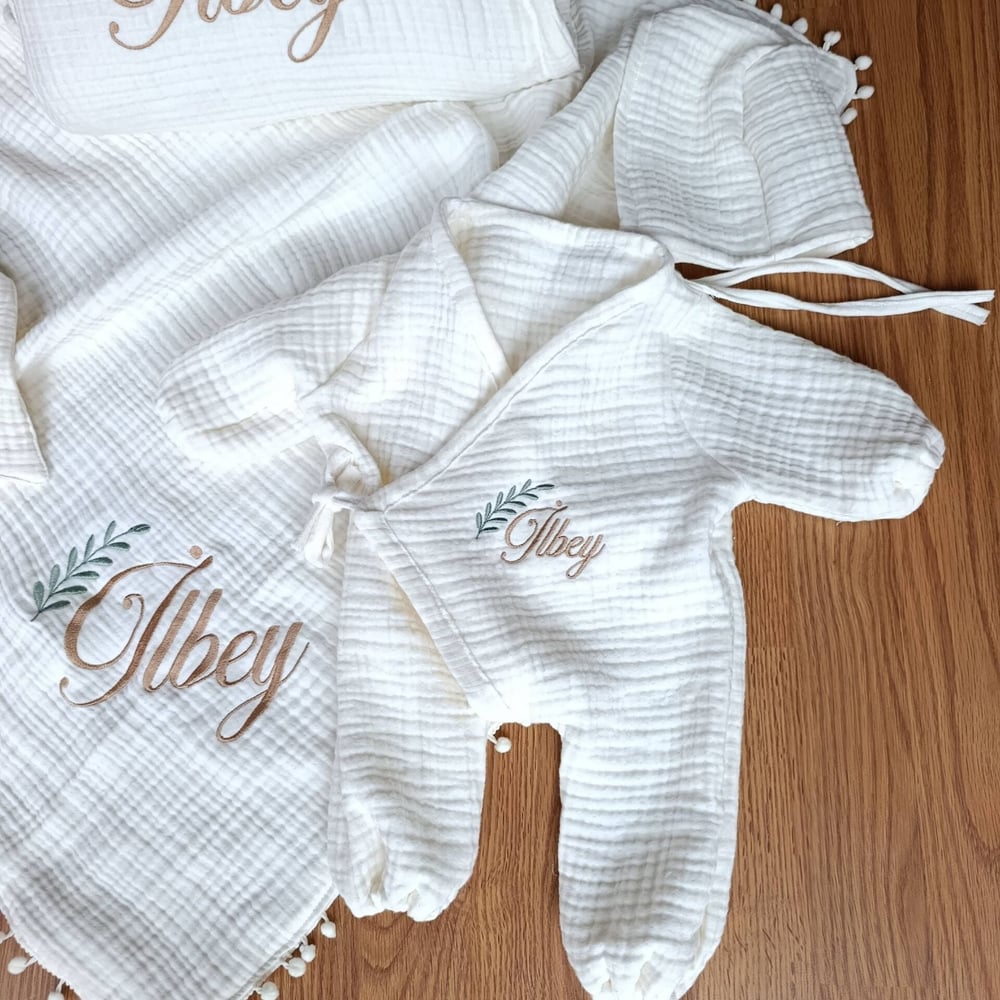 Kişiye Özel Bebek Hastane Çıkış Seti – 6 Parça Müslin Takım