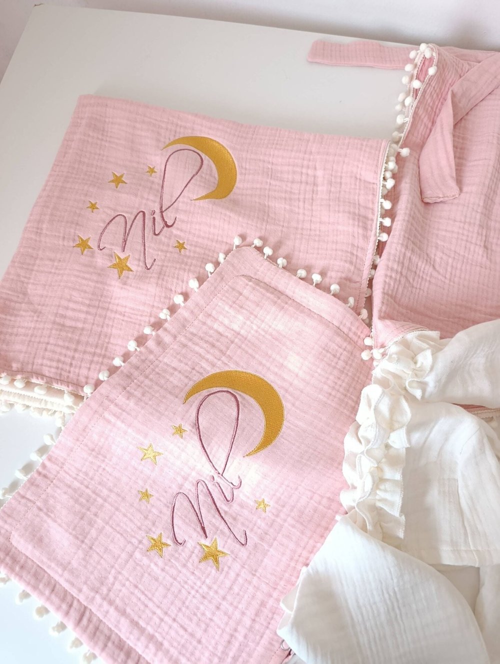 Pembe Ekru 7 Parça 4 Kat Müslin Bebek Seti – İsim Nakışlı