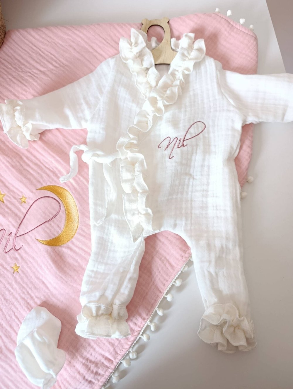 Pembe Ekru 7 Parça 4 Kat Müslin Bebek Seti – İsim Nakışlı