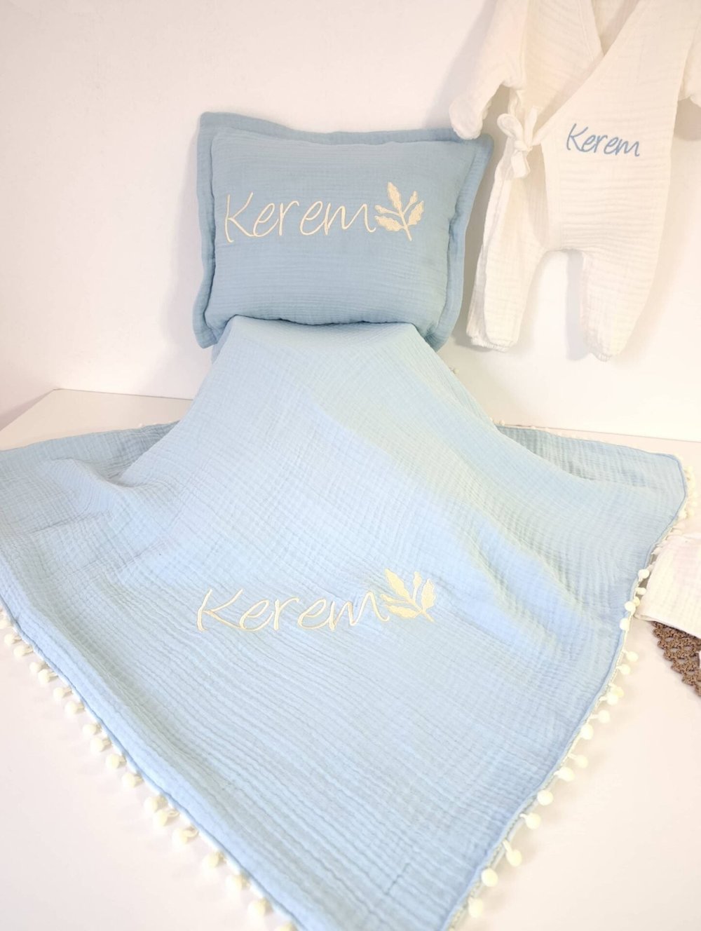 Yaprak Nakışlı İsimli Müslin Bebek Seti (Mavi & Ekru - 6 Parça)